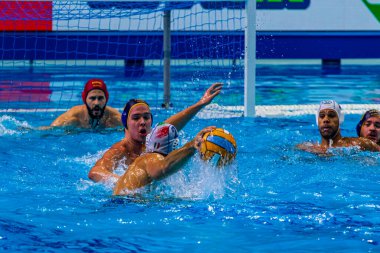 yüzme havuzunda su topu oyunu yarışması 