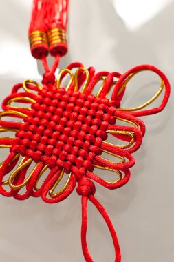 kırmızı ve beyaz bir bilezik