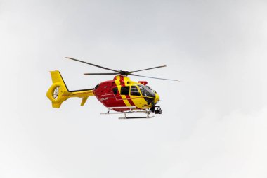 Helikopter gökyüzünde uçuyor
