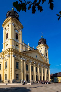 Debrecen Macaristan 11 Eylül 2020: Macaristan 'ın en büyük Protestan kilisesi Debrecen, Doğu Macaristan' daki Kossuth heykeliyle