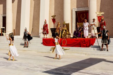 ROME, ITALY - 26 Mayıs 2014: Roma 'nın doğuşu - gladyatörlerin ve diğer antik törenlerin dövüşü, geçit töreni.