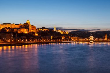 Macaristan 'ın Budapeşte şehrinin gece manzarası