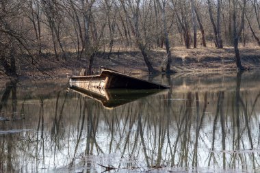 Nehirdeki eski ahşap tekne