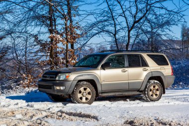 Central Mountain Range Macaristan 14 Şubat 2021: SUV aracı kış yolunun yol kenarında kalıyor. Kayak merkezine aile gezisi. Kış tatili macerası. Araba kış yolunda.