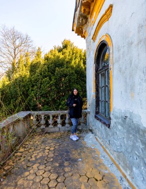 Eski balkonda duran kadın. 