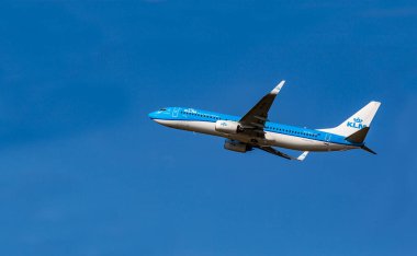 Gökyüzünde uçan bir uçak