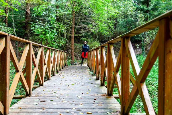 Adult Woman Hiking Mountains — Fotografia de Stock