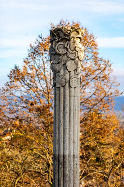 Oude Stenen Zuil Het Herfstpark — Stockfoto