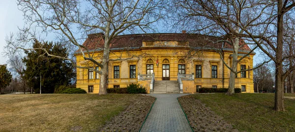 Vieux Bâtiment Dans Ville Dans Parc Sur Fond Nature — Photo