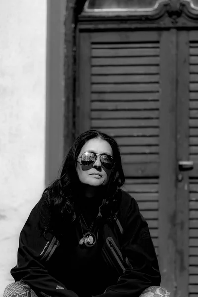 Şehirde Deri Ceketli Güneş Gözlüklü Güzel Bir Kız Var — Stok fotoğraf