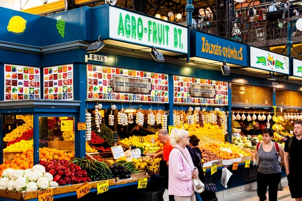 Turistas Caminando Cerca Puestos Mercado Ciudad — Foto de Stock