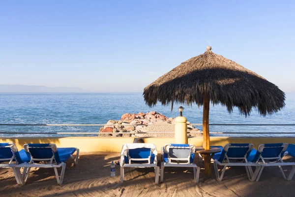 Sandalyeleri ve deniz manzaralı güzel sahil 