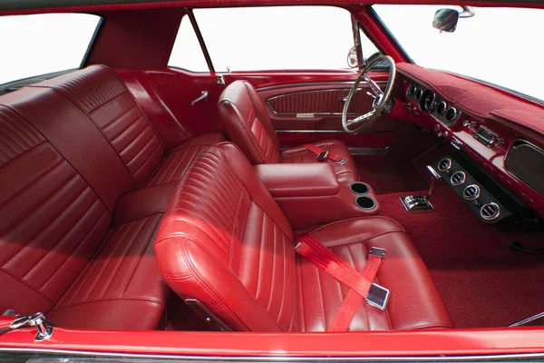ガレージの赤い車の座席 — ストック写真