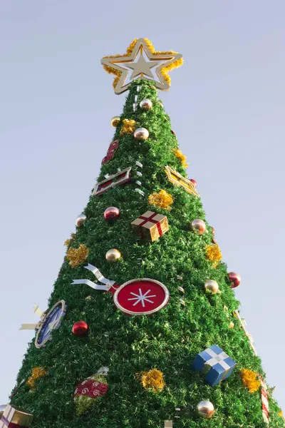 Árvore Natal Com Uma Grinalda Fundo Branco — Fotografia de Stock