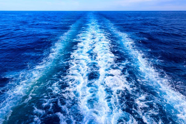 Okyanus Manzarası Çok Güzel Gökyüzü Büyük Bir Gemi — Stok fotoğraf