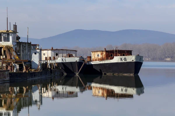Macaristan 'da Tuna nehri kıyısındaki gemi mezarlığının manzarası.
