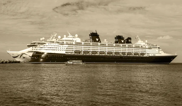 Widok Duży Nowoczesny Statek Wycieczkowy Pływający Morzu Pobliżu Portu — Zdjęcie stockowe