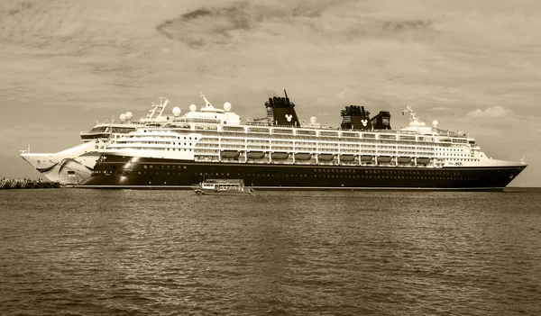 Vista Navio Cruzeiro Moderno Grande Que Flutua Mar Perto Porto — Fotografia de Stock