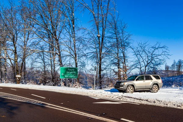 Car Parked Roadside Forest I9N Winter Morning — Stockfoto