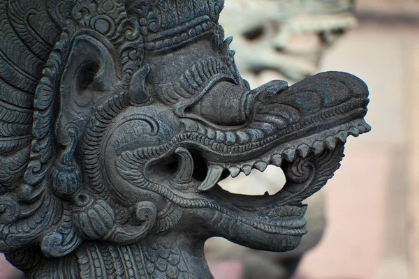 Tayland Tapınağındaki Ejderha Heykelinin Heykeli — Stok fotoğraf