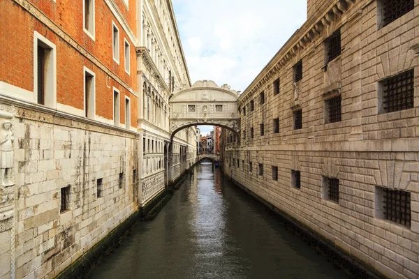 Kanal Von Venedig Mit Einem Fluss Und Einer Brücke Hintergrund — Stockfoto