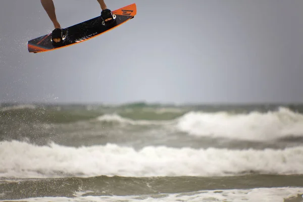 Kite Surf Sulla Spiaggia Sullo Sfondo Della Natura — Foto Stock