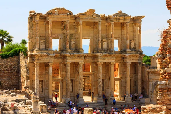 Turiști Mergând Lângă Clădirea Romană Antică Biblioteca Din Celsus Efes — Fotografie, imagine de stoc