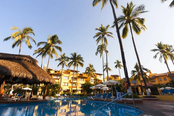 Hermosa Playa Tropical Con Palmeras Cielo Azul —  Fotos de Stock