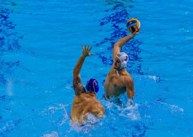 yüzme havuzunda su topu oyunu yarışması 
