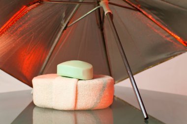 Bir yığın kırmızı ve beyaz şekerlemeyi ahşap bir masanın üzerine koy.