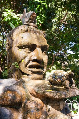 Taş kafa heykeli. Yaklaş.