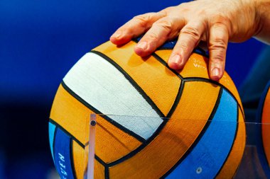 yüzme havuzunda su topu oyunu yarışması 