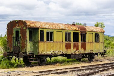 Tayland 'da terk edilmiş eski bir tren.