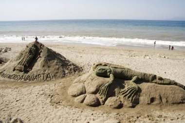 Puerto Vallarta Meksika 1 Ocak 2008: Sahilde Kum Heykeltraşlığı sergisi. Vallarta, Okyanus kıyısında bir Meksika plaj kentidir. Şehirde görülecek ve eğlenilecek çok şey var..
