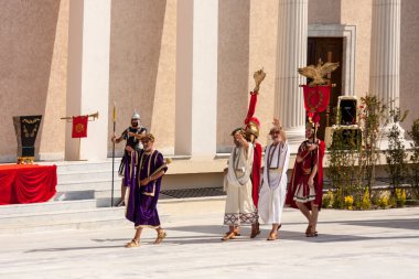ROME, ITALY - 26 Mayıs 2014: Roma 'nın doğuşu - gladyatörlerin ve diğer antik törenlerin dövüşü, geçit töreni.