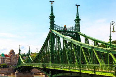 Macaristan 'ın Budapeşte kentindeki Szabadsg Hd, Tuna Nehri boyunca Buda ve Pest' i birbirine bağlıyor