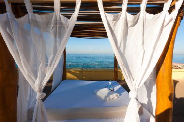 Sandalyeleri ve deniz manzaralı güzel sahil 