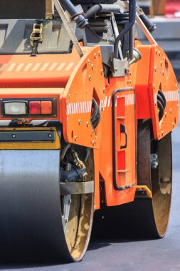 Makine büyük bir traktördür..