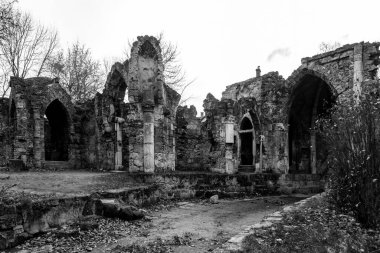 Macaristan 'ın Tata kentindeki İngiliz Bahçesi' ndeki ortaçağ mimari kalıntıları. Gotik kemerler