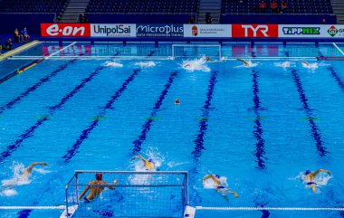 yüzme havuzunda su topu oyunu yarışması 