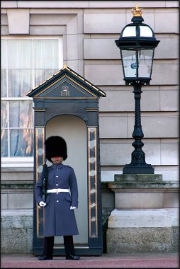 LONDON, İngiltere - 26 Aralık 2005: Londra 'daki Buckingham Sarayı' nda İngiliz Kraliyet Muhafızları nöbet tutuyor. Bu da büyük bir turist karmaşası.