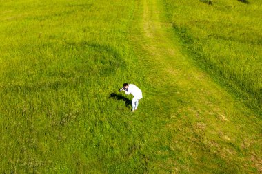 Genç aşık çift çayırda yürüyor.