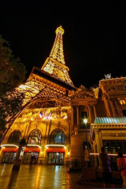 Paris, Fransa 'daki Eyfel Kulesi' nin gece görüşü