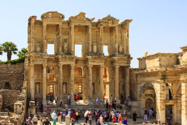 Gündüz vakti antik binaların manzarası