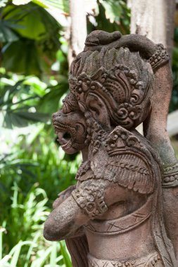 Parktaki aslan heykeli.