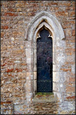 Pencereli eski ahşap kapı