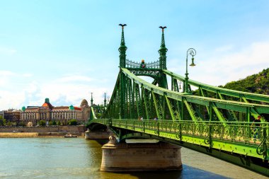 Macaristan 'ın Budapeşte kentindeki Szabadsg Hd, Tuna Nehri boyunca Buda ve Pest' i birbirine bağlıyor