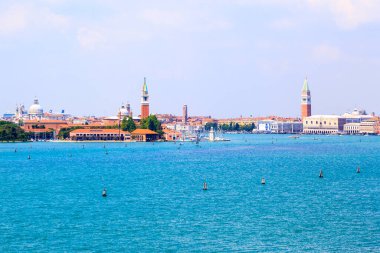 VENICE, İtalya - 29 Mayıs 2014: Venedik Şehri. Adriyatik Denizi, Venedik, İtalya 'daki yolcu gemisinden görüntü. İtalya 'nın ünlü turizm beldesi. 