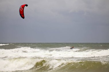Sahilde uçurtma sörfü doğa arka planında