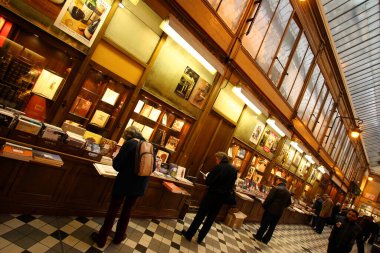 PARIS FRANCE, 12 Aralık 2005: Paris, Fransa 'daki La Fayette Galerisi' nin içi. La Fayette Galerisi Paris 'teki en büyük ve en eski dükkanlardan biridir.